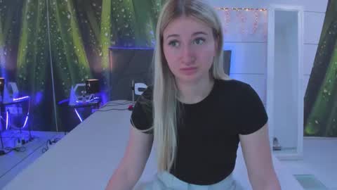 Snapshot of hollytaillor chatting on June 2026 05:11:01 AM HollyTaillor online show from June 2026 05:11:01 AM