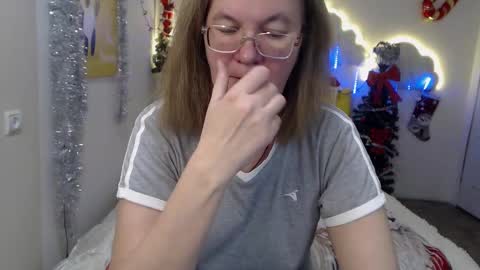 Snapshot of holymilfa chatting on December 2024 10:19:02 AM holymilfa online show from December 2024 10:19:02 AM