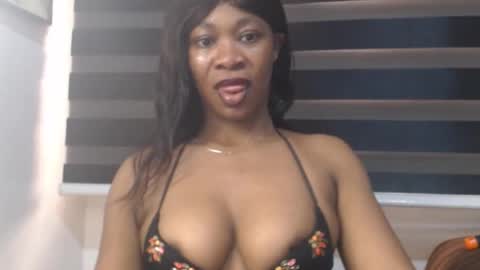 Snapshot of honey_dollxx chatting on January 2026 07:23:01 AM Flora online show from January 2026 07:23:01 AM