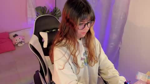 Snapshot of honey_m0on chatting on April 2026 06:57:02 PM Milenka online show from April 2026 06:57:02 PM