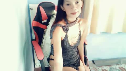 Snapshot of honey_mollyxx chatting on April 2026 11:51:02 PM honey_mollyxx online show from April 2026 11:51:02 PM