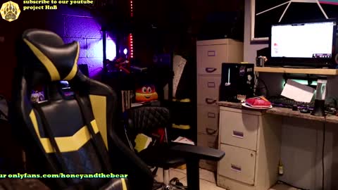 Honey and Bear online show from December 2024 04:30:02 AM