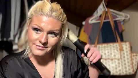 Snapshot of honeybuhnny chatting on February 2026 02:23:01 AM honeybuhnny online show from February 2026 02:23:01 AM