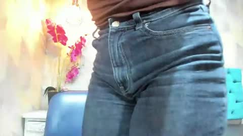 Snapshot of honeybuu_ chatting on July 2026 04:39:33 PM Emily online show from July 2026 04:39:33 PM