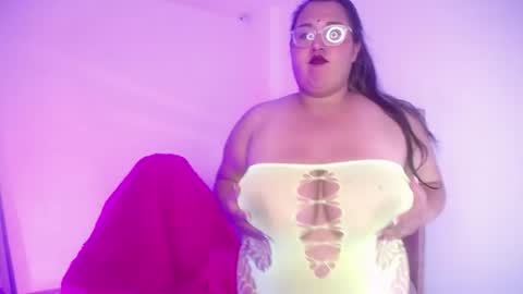 Snapshot of honeyqueenbbw chatting on June 2026 01:37:01 AM Honney online show from June 2026 01:37:01 AM