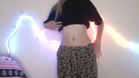 Snapshot of honeyveil chatting on May 2026 11:37:01 AM honeyveil online show from May 2026 11:37:01 AM