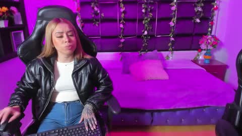 Snapshot of hornyy_mom chatting on January 2025 01:14:02 PM hornyy mom online show from January 2025 01:14:02 PM