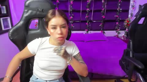 Snapshot of hornyy_mom chatting on February 2025 12:17:01 PM hornyy mom online show from February 2025 12:17:01 PM