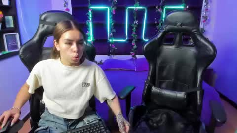 Snapshot of hornyy_mom chatting on February 2025 01:44:01 PM hornyy mom online show from February 2025 01:44:01 PM