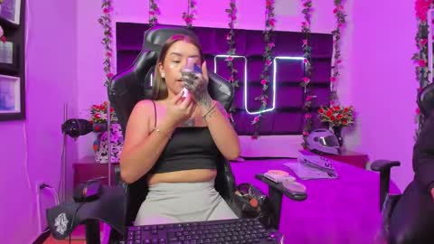 Snapshot of hornyy_mom chatting on September 2025 01:55:01 PM hornyy mom online show from September 2025 01:55:01 PM