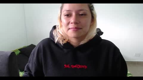 Snapshot of hot_mommymia chatting on February 2025 12:54:02 PM Mia online show from February 2025 12:54:02 PM