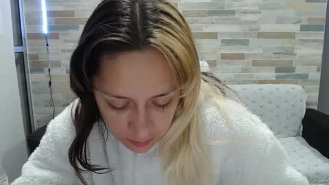 Snapshot of hot_mommymia chatting on October 2025 02:52:01 AM Mia online show from October 2025 02:52:01 AM