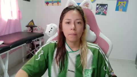 Mia online show from December 2025 04:00:01 PM