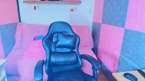 Snapshot of hotcakes_uwu chatting on May 2026 03:48:01 AM Hotcakes online show from May 2026 03:48:01 AM