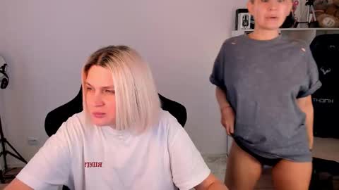 Nessie and Jessie online show from December 2025 11:06:02 AM