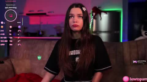 Mia online show from November 2025 04:36:01 PM