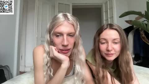 Snapshot of hung_angel_xxl chatting on April 2026 12:30:01 PM Alice help me reach 100 likes online show from April 2026 12:30:01 PM