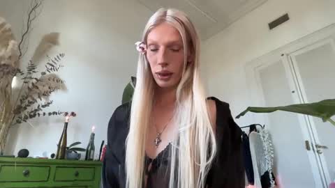 Snapshot of hung_angel_xxl chatting on May 2026 05:09:01 PM Alice help me reach 100 likes online show from May 2026 05:09:01 PM