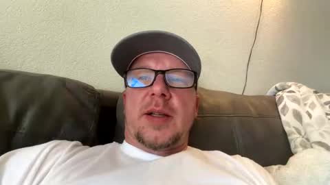 Snapshot of hungsingledad79 chatting on May 2026 08:06:01 PM HuingsingleDad79 online show from May 2026 08:06:01 PM