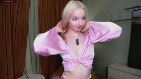 Snapshot of hypno_eyes_babe chatting on May 2026 05:43:01 PM Kate online show from May 2026 05:43:01 PM