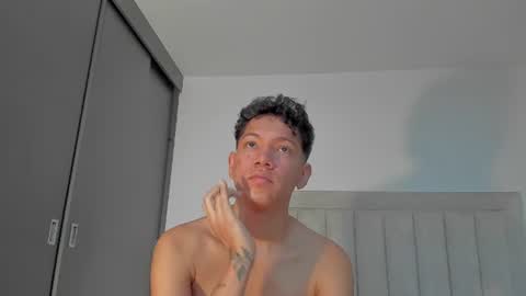 Snapshot of iamjulian_ chatting on June 2026 11:25:01 AM Juliiiiian online show from June 2026 11:25:01 AM