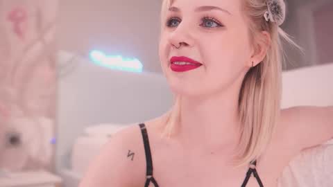 Nina  online show from September 2025 04:34:01 PM