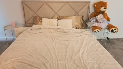 Snapshot of icedanielles chatting on April 2026 01:00:02 PM Danielle online show from April 2026 01:00:02 PM