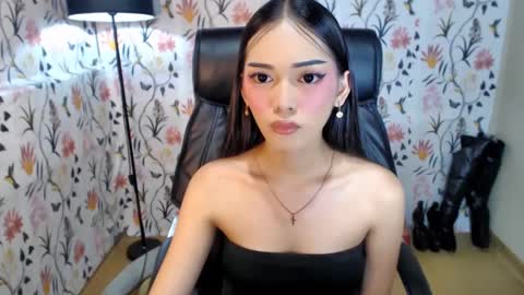 Snapshot of imyourlegalbaby chatting on January 2025 12:18:01 PM Aki online show from January 2025 12:18:01 PM