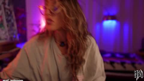 Snapshot of informal_ chatting on September 2025 12:21:01 AM MAL ---  online show from September 2025 12:21:01 AM