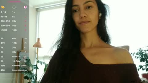 Snapshot of innocentlatiina chatting on June 2026 06:50:01 PM Laroa online show from June 2026 06:50:01 PM
