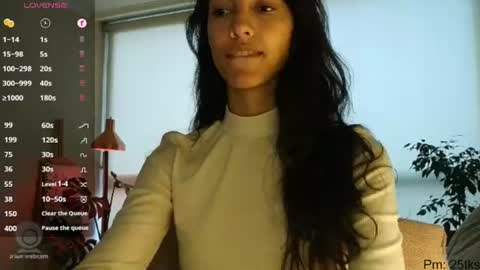 Snapshot of innocentlatiina chatting on June 2026 09:39:01 PM Laroa online show from June 2026 09:39:01 PM