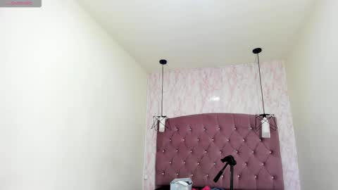 iris_77 online show from December 2025 12:00:02 PM