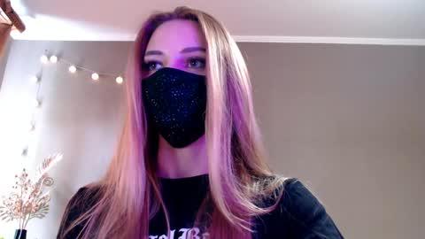 Snapshot of iris_lave chatting on May 2026 02:00:01 PM Lily online show from May 2026 02:00:01 PM