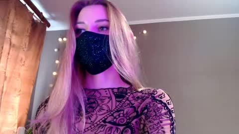 Snapshot of iris_lave chatting on May 2026 02:14:01 PM Lily online show from May 2026 02:14:01 PM