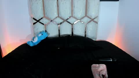 Snapshot of isa_klein chatting on June 2026 05:01:01 AM isa_klein online show from June 2026 05:01:01 AM