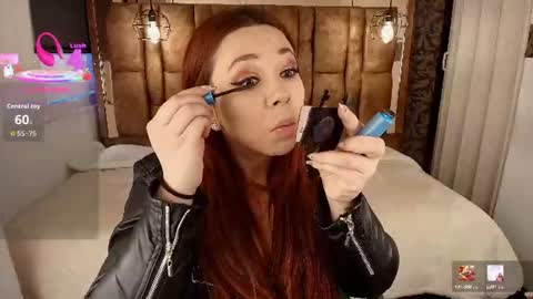 Snapshot of isa_thompson__ chatting on June 2026 11:42:02 AM I S A online show from June 2026 11:42:02 AM