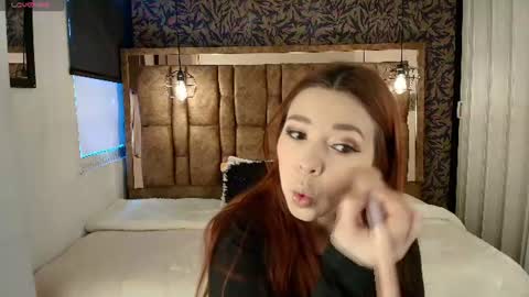 Snapshot of isa_thompson__ chatting on June 2026 11:42:01 AM I S A online show from June 2026 11:42:01 AM