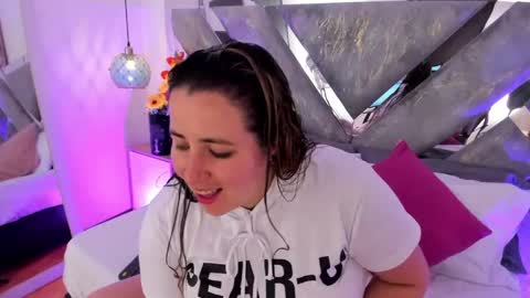 Snapshot of isabela_parkerr chatting on June 2026 12:19:01 PM Mommy Isa online show from June 2026 12:19:01 PM