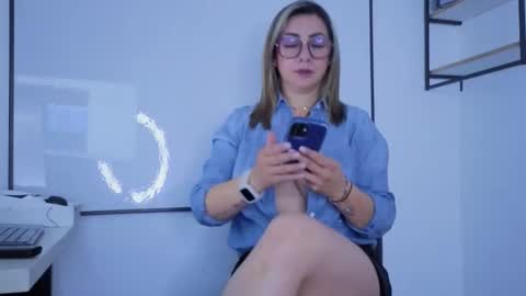 Snapshot of isabella_lt chatting on February 2026 10:11:01 AM online show from February 2026 10:11:01 AM