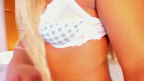 isabellaalux_ online show from April 2026 08:48:01 PM