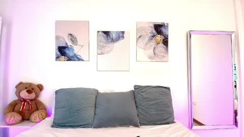 Isabella  online show from April 2026 01:27:02 PM