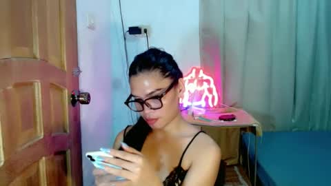 Snapshot of isabelle_amore chatting on June 2026 05:12:01 AM Ysa online show from June 2026 05:12:01 AM
