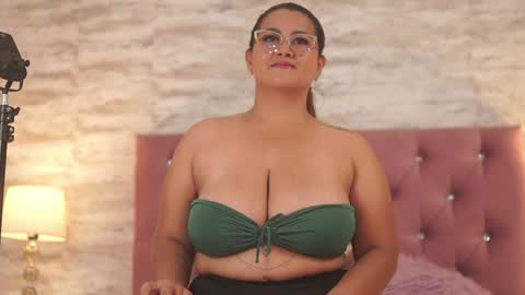 Snapshot of isabellmendez_ chatting on January 2025 07:23:01 PM IsabellMendez online show from January 2025 07:23:01 PM