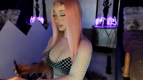 Snapshot of isably chatting on December 2025 12:58:02 PM Isa online show from December 2025 12:58:02 PM