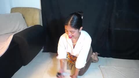 isis_valen online show from November 2025 11:54:02 AM