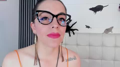 Isis Noir online show from October 2025 07:01:02 PM