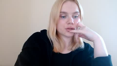 Snapshot of isla00 chatting on June 2026 09:14:01 AM Isla online show from June 2026 09:14:01 AM