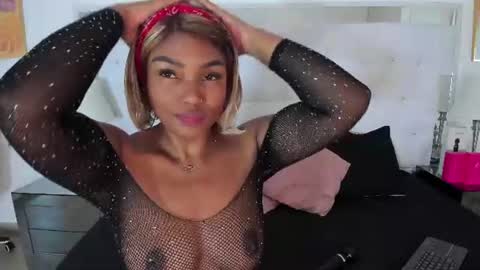 Snapshot of isla_scott chatting on June 2026 11:33:01 AM Vanessa online show from June 2026 11:33:01 AM