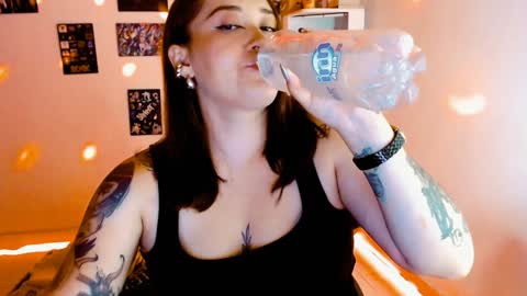 Yiz online show from December 2024 02:42:01 AM