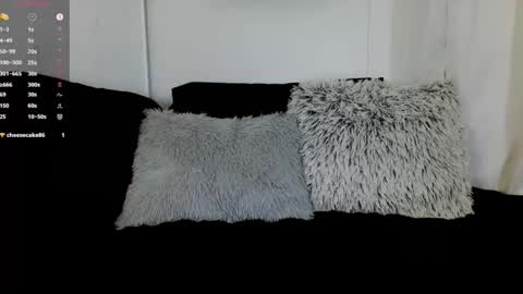 Snapshot of its_pixie chatting on April 2026 01:33:02 PM Pixie online show from April 2026 01:33:02 PM